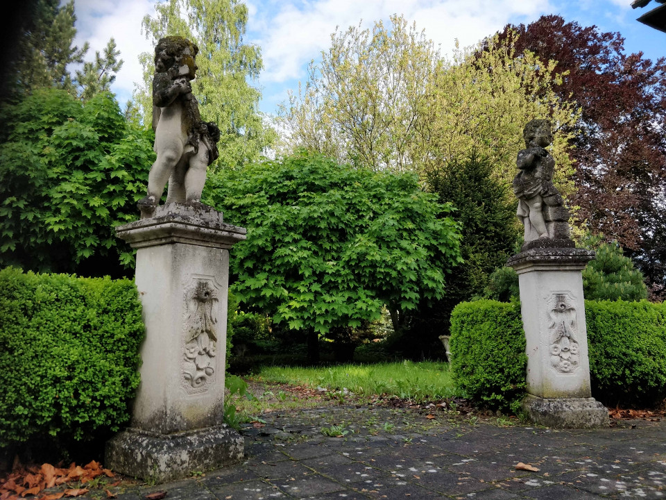 Historische Statuen im Park