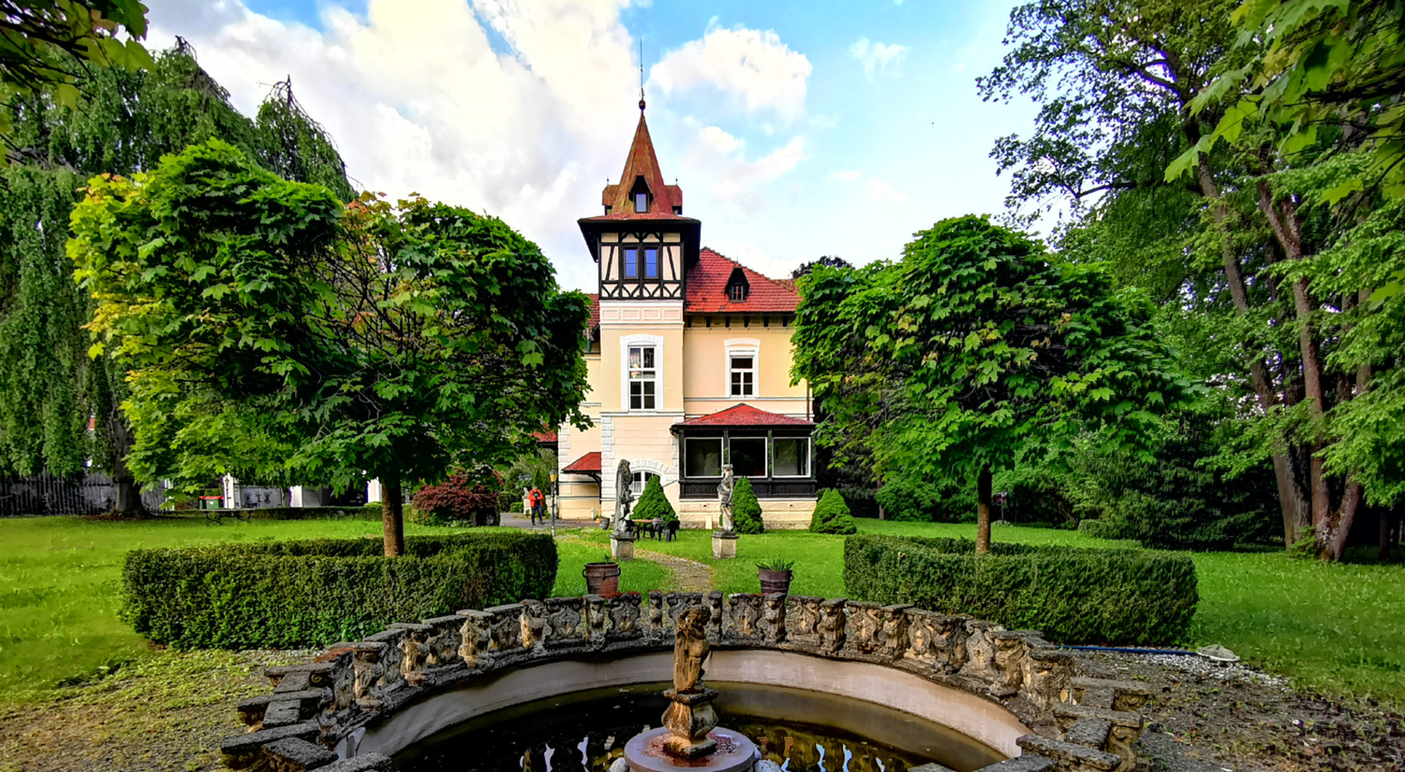 Haupthaus bzw. Villa des Glögglhof mit Springbunnen