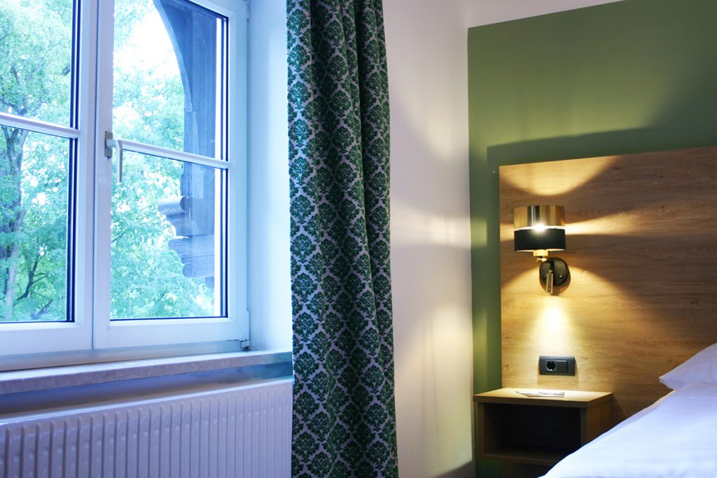 Großzügiges Zimmer mit Blick ins Grüne